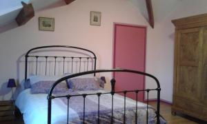 a bedroom with a bed and a red door at Chez Ghislaine in Verdun-sur-Meuse