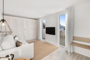 Televízia a/alebo spoločenská miestnosť v ubytovaní Barceló Portinatx - Adults Only