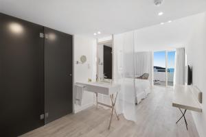 Televízia a/alebo spoločenská miestnosť v ubytovaní Barceló Portinatx - Adults Only