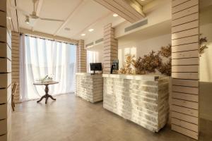 Televízia a/alebo spoločenská miestnosť v ubytovaní Barceló Portinatx - Adults Only
