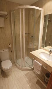 La salle de bains est pourvue d'une douche, de toilettes et d'un lavabo. dans l'établissement Hostal Acanto, à Burgos