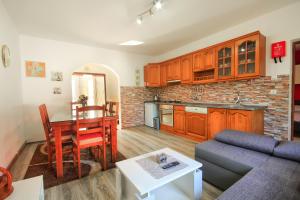 Apartman Katja في غاكوفيتسا: غرفة معيشة مع أريكة وطاولة