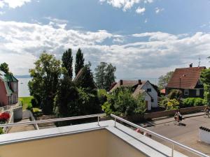 een uitzicht vanaf het dak van een huis bij Ferienwohnung Amann in Nonnenhorn