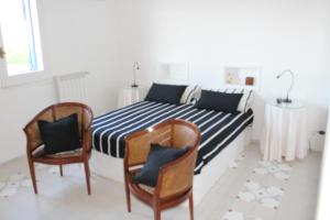 マッサ・ルブレンセにあるCasa Villaのベッドルーム1室(ベッド1台、椅子2脚付)