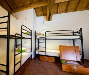 Cette chambre comprend 3 lits superposés. dans l'établissement Albergue do Xurés, à Maus de Salas