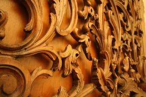 een houten muur met ingewikkeld houtsnijwerk erop bij Palazzo de' Vecchi in Siena