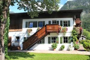ein Haus mit einer Treppe davor in der Unterkunft Flatscherbauer in Lofer