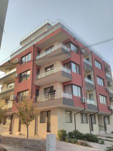 un immeuble d'appartements avec un rouge dans l'établissement Sea Apartment, à Bourgas
