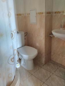 La salle de bains est pourvue de toilettes et d'un lavabo. dans l'établissement Sea Apartment, à Bourgas