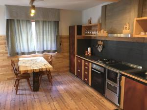 a kitchen with a table and a stove top oven at Le samantine in Baceno