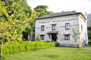 モウレシにあるStone Villa in the Forestの前庭付きの古い石造りの家