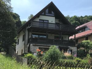 een groot huis met een balkon. bij Ferienwohnung Gottlöber in Stadt Wehlen