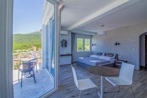 - un salon avec un canapé et une table dans l'établissement Villa Trpe, à Ohrid