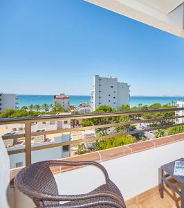 Un balcón con una silla y vistas al océano. en Hotel Principe Wellness&Spa en Playa de Palma