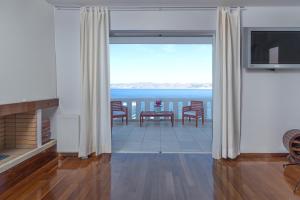 スーニオにあるCape Villa at Sounioの海の景色を望むリビングルーム