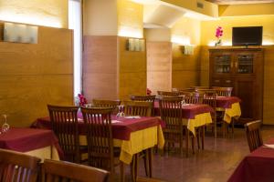 Tirso de Molina في المازين: مطعم بالطاولات والكراسي مع قماش الطاولة الاحمر والاصفر