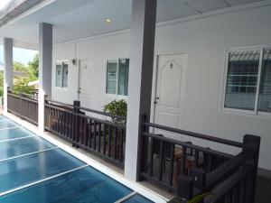 una piscina en el porche delantero de una casa en Grandma Kaew House en Chiang Rai