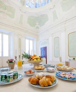 una mesa con pan y otros alimentos. en Palazzo de' Vecchi en Siena