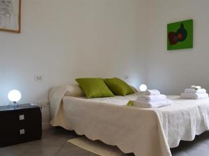 デルータにあるfreemoccoのベッドルーム1室(緑の枕とタオル付きのベッド1台付)