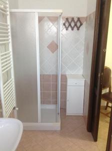 a shower in a bathroom with a toilet and a sink at Villa Trieste in Albinia