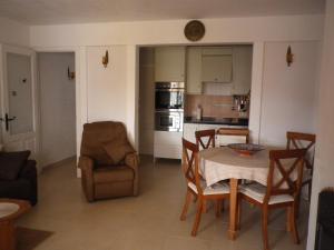 cocina y sala de estar con mesa y sillas en Casablanca Villas, en Nerja
