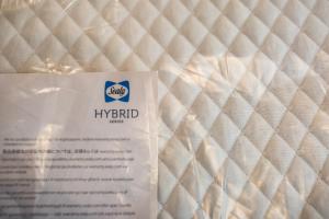 een pakket hyundaiks hybride matrassen op een bed bij EVAGELIA'S APPARTMENT in Skopelos Town