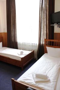 Postel nebo postele na pokoji v ubytování Hotel-Pension Rheingold am Kurfürstendamm
