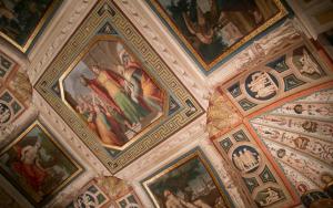西恩納的住宿－Palazzo de' Vecchi，建筑天花板上画作的房间