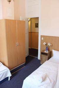 Postel nebo postele na pokoji v ubytování Hotel-Pension Rheingold am Kurfürstendamm