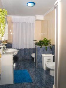 baño con 2 lavabos, aseo y 2 aseos en Casa Sabarís, en Baiona
