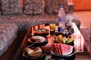 una bandeja de comida en una mesa en una habitación en Armon Apart Hotel en Khujand