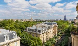 einen Blick auf die Stadt von einem Gebäude aus in der Unterkunft Résidence Charles Floquet in Paris