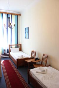Postel nebo postele na pokoji v ubytování Hotel-Pension Rheingold am Kurfürstendamm