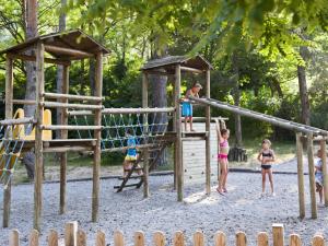 un grupo de niños jugando en un parque infantil en Huttopia Gorges du Verdon, en Castellane