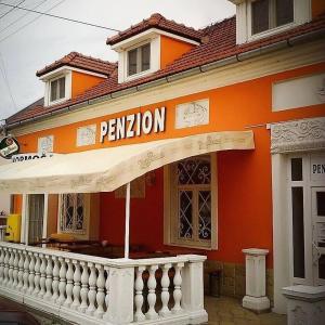 pomarańczowy budynek z markizą w obiekcie Penzión KORMOŠ w Štúrovie