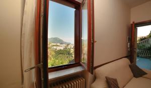 Uma vista da montanha tirada do apartamento 