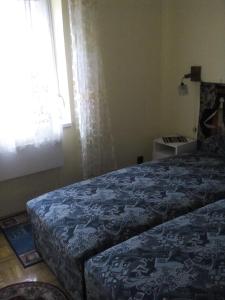 a bedroom with two beds and a window at Marika apartman in Hajdúszoboszló