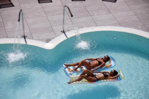 Bazén v ubytování Hotel Sabrina Rimini nebo v jeho okolí