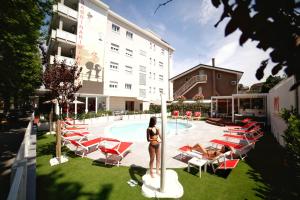 Bazén v ubytování Hotel Sabrina Rimini nebo v jeho okolí
