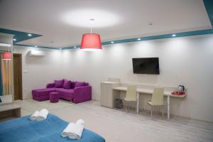 TV a/nebo společenská místnost v ubytování Mirage Hotel