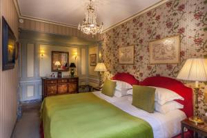 a hotel room with two beds and two lamps at Hôtel Duc De St-Simon in Paris