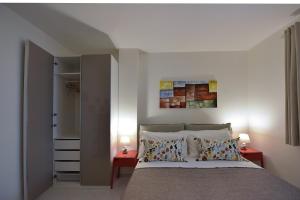 クアルトゥ・サンテーレナにあるStella Marinaのベッドルーム1室(大型ベッド1台、枕2つ付)