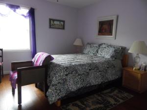 1 dormitorio con cama y ventana en Cantuta Inn, en Harpers Ferry