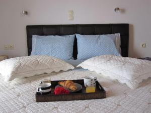 A bed or beds in a room at Sun Gazing Villas