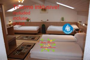 Un pat sau paturi într-o cameră la Hotel Paradis-Leukerbad-Therme