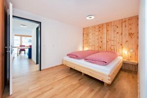 Ein Bett oder Betten in einem Zimmer der Unterkunft Martinshof