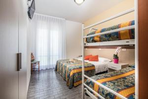 Двох'ярусне ліжко або двоярусні ліжка в номері Hotel Bettina