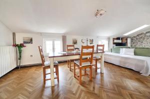 Ένα ή περισσότερα κρεβάτια σε δωμάτιο στο Apartments Hortensia