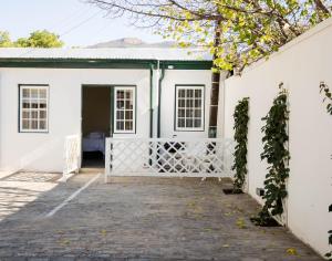 a white house with a white fence at De Kothuize 4 in Graaff-Reinet