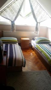 Tempat tidur dalam kamar di Horváth Apartmanház